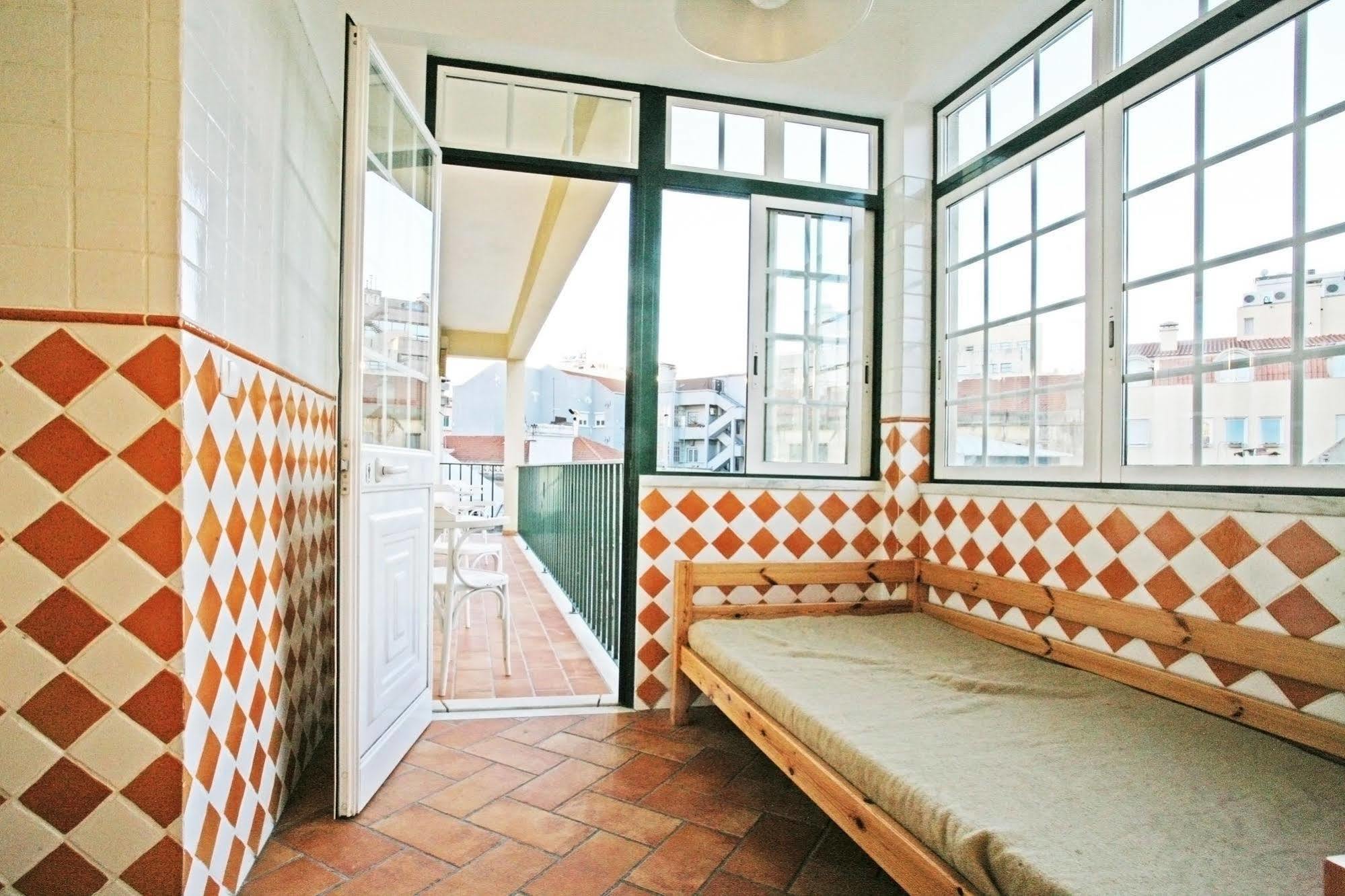Green Heart Hostel Лиссабон Экстерьер фото