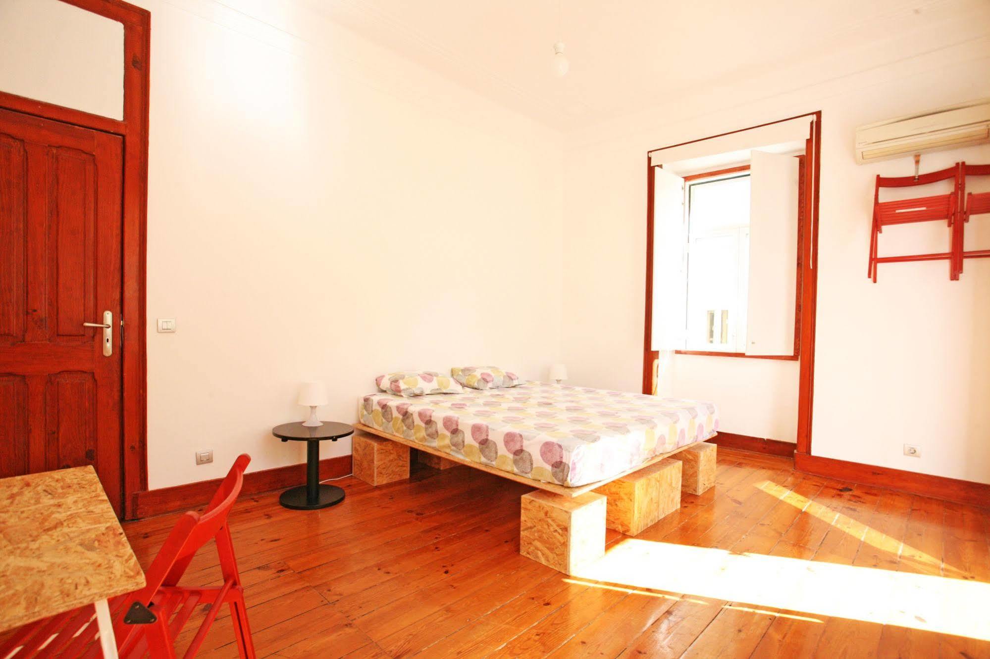 Green Heart Hostel Лиссабон Экстерьер фото